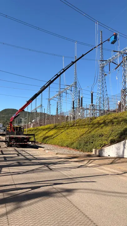 Apoyo en subestación eléctrica