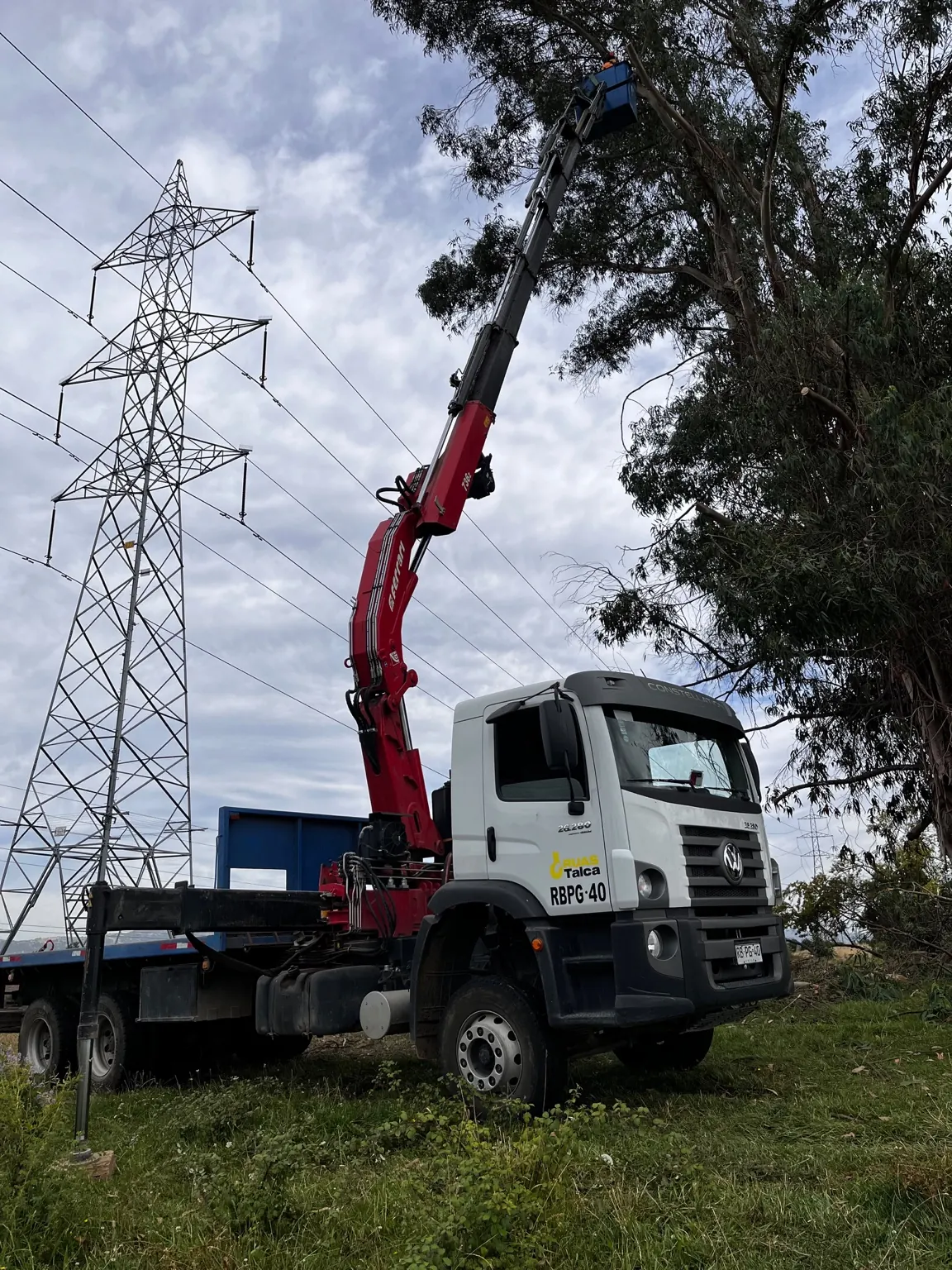 Apoyo en subestación eléctrica